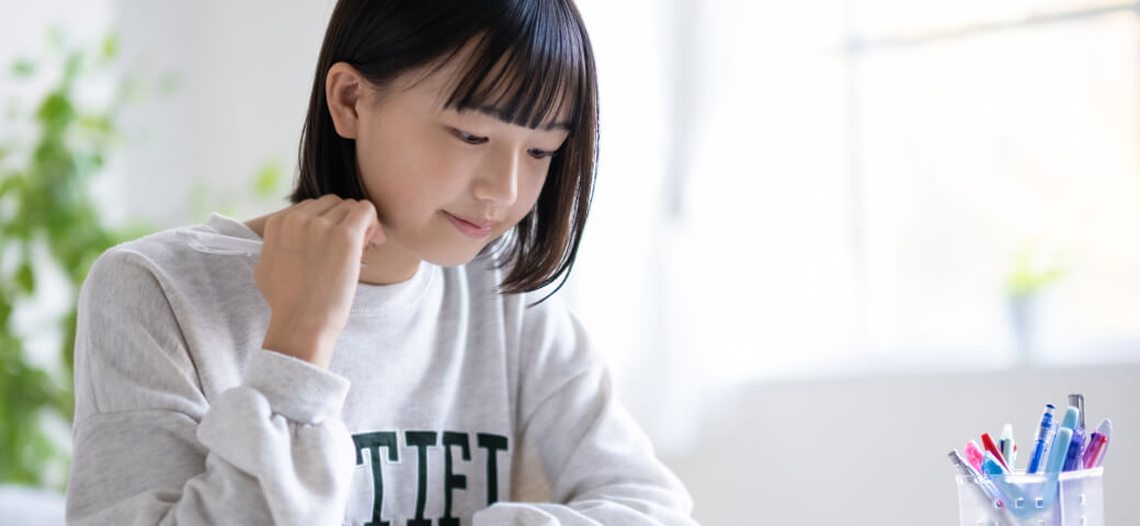 写真：勉強に取り組む女性