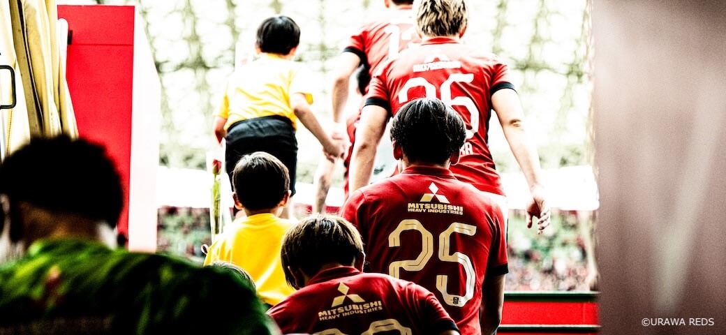 写真：これから始まる試合に向けてピッチへ入場する選手たち