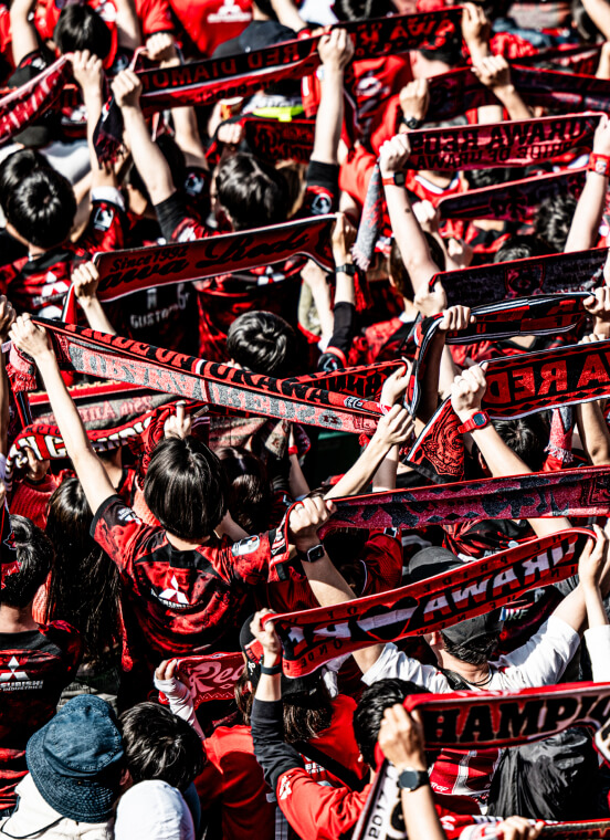 タオルを掲げる観客たち